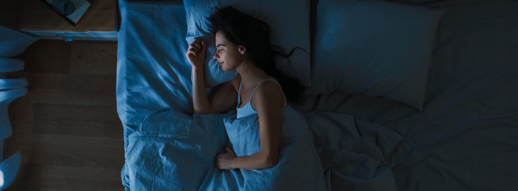 Mujer durmiendo plácidamente que ilustra el test de calidad del sueño