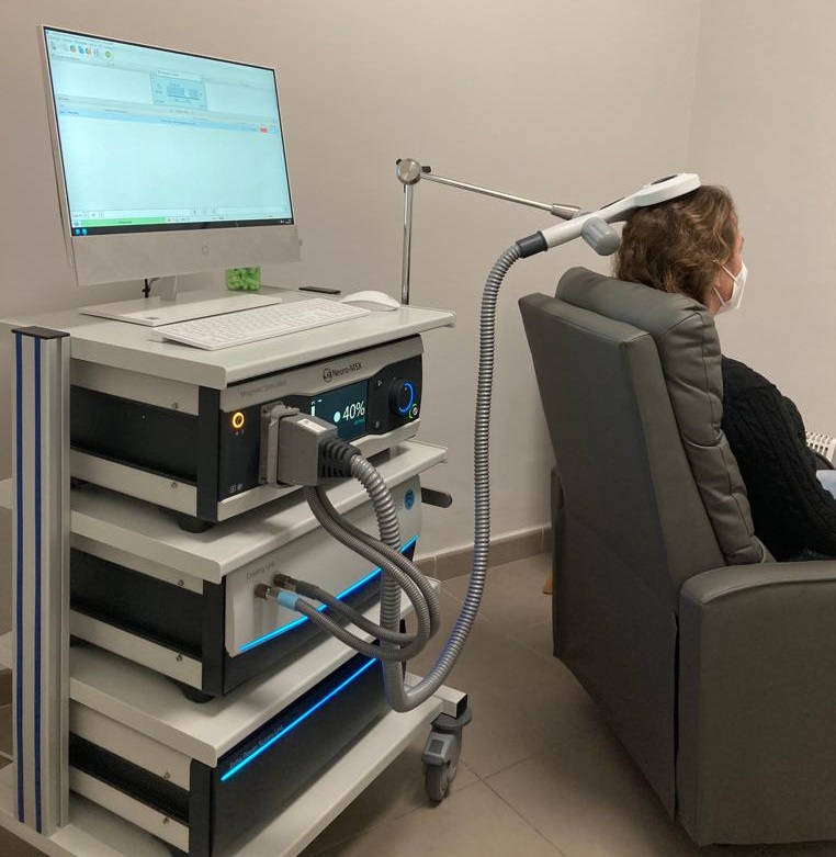 Paciente recibiendo un tratamiento de estimulación magnética transcraneal (EMTr) en INCIA