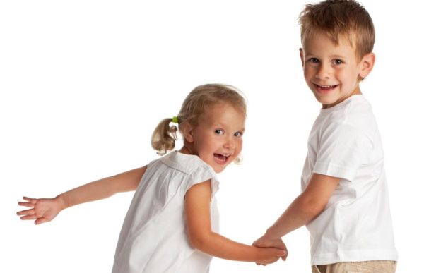 Dos niños jugando que ilustran el diagnóstico y tratamiento del TDAH y los trastornos de aprendizaje en INCIA