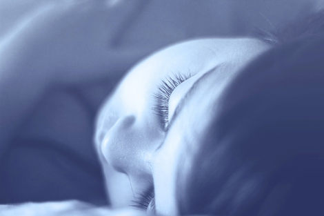 Persona durmiendo que ilustra las pruebas de sueño y el diagnóstico de trastornos del sueño en INCIA