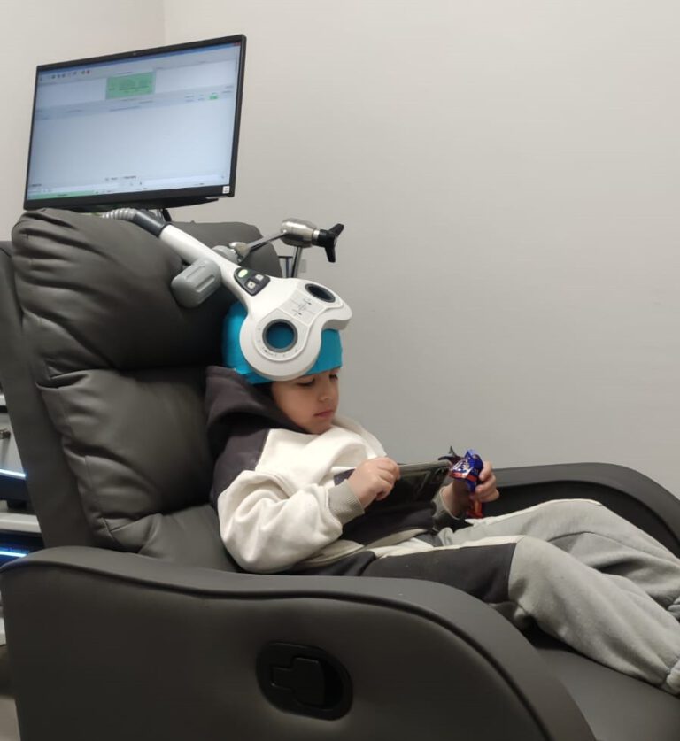Niño recibiendo un tratamiento de neuromodulación para el TEA infantil en INCIA