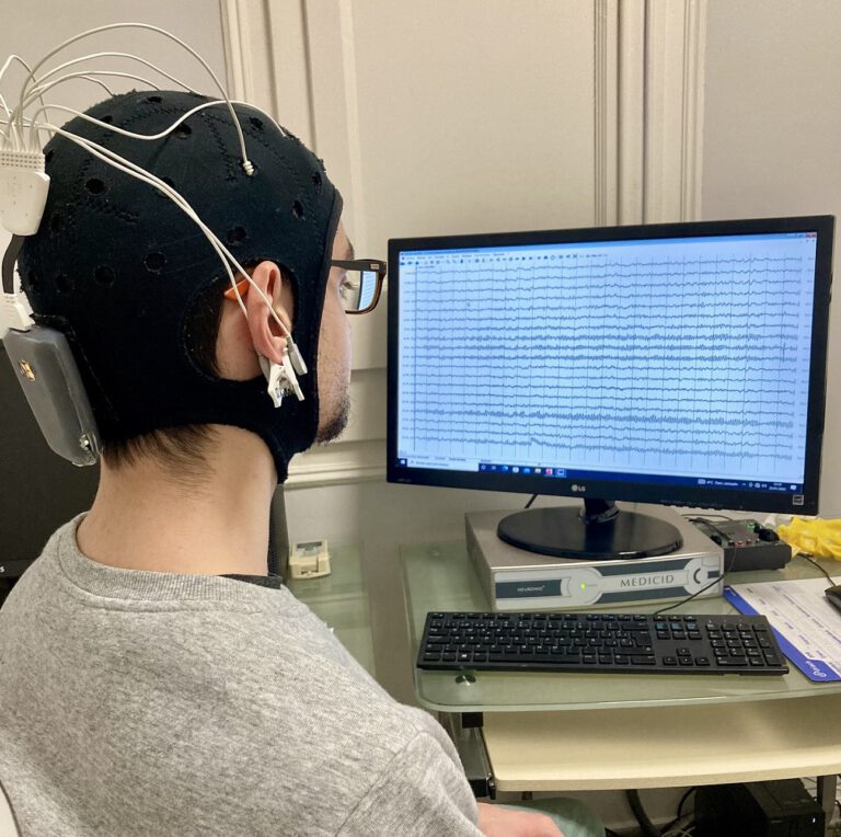 Paciente con casco de electrodos durante un registro de EEG previo a la tDCS en INCIA